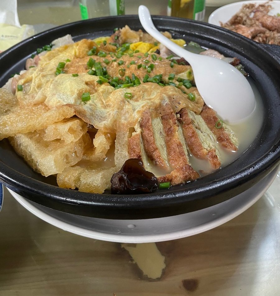 大団古鎮で食べた砂鍋料理。土鍋に蛋餃、肉皮、きくらげ、青ねぎが入っている