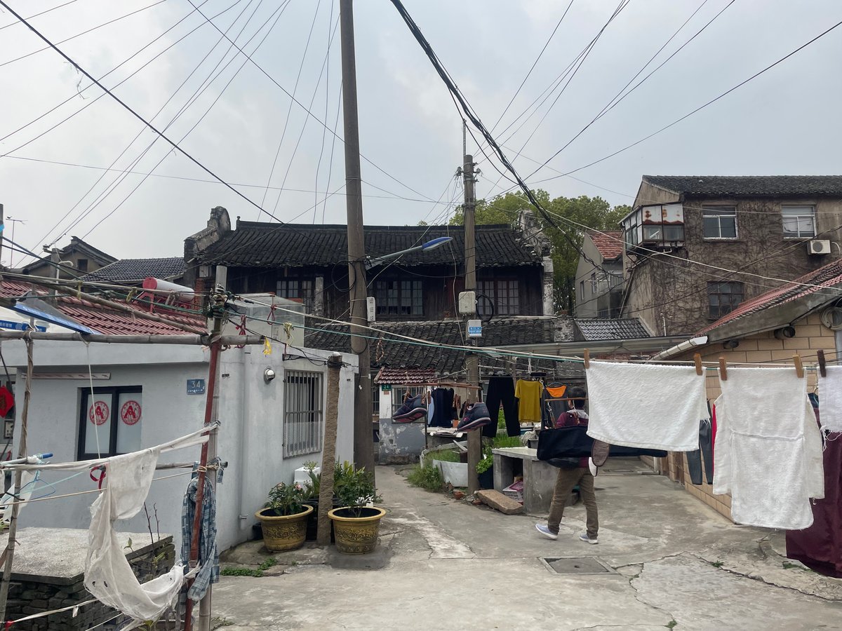 大団古鎮の路地。物干しロープの洗濯物と瓦屋根の古民居