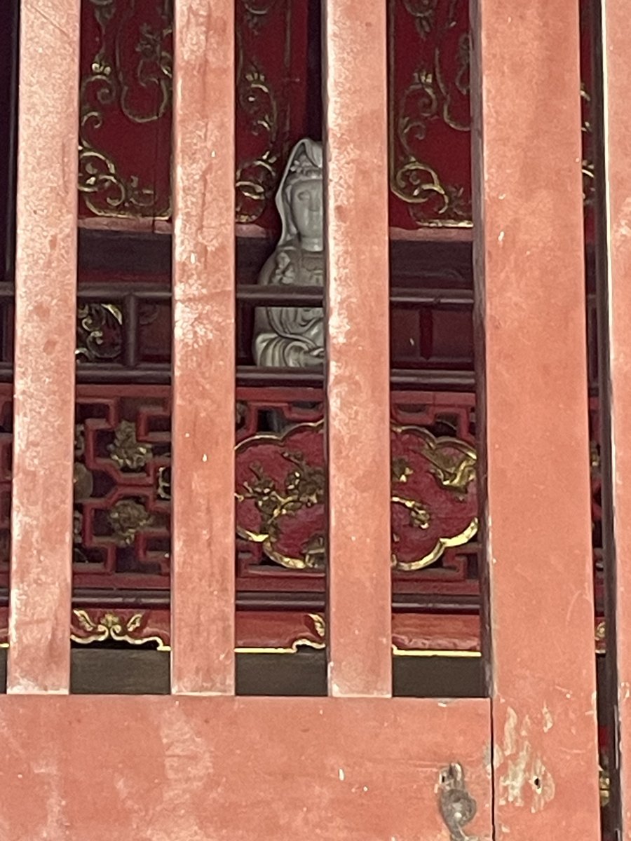 金漆彫刻の格子窓(2026年9月撮影)