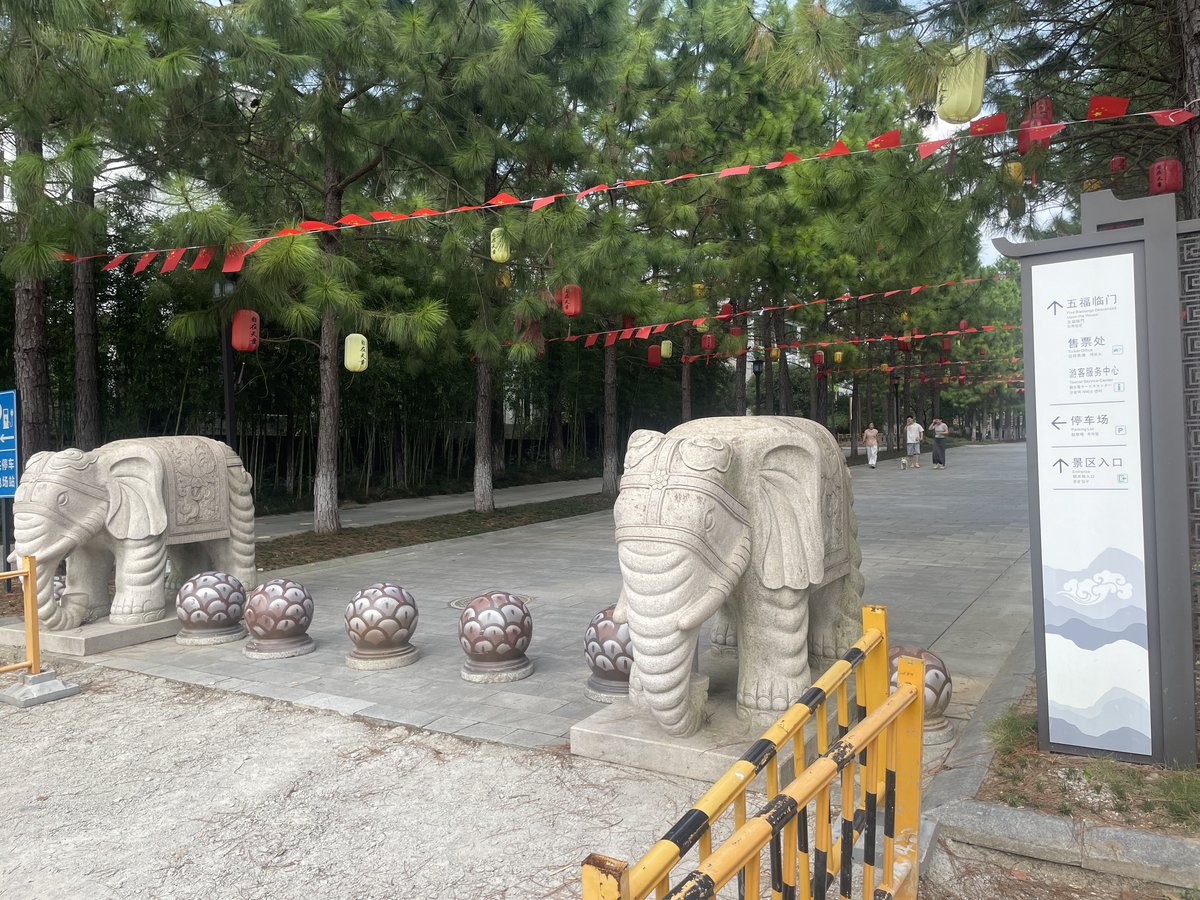参道の万工池(2026年9月撮影)